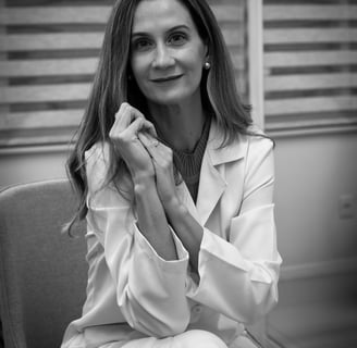 Endocrinologista sentada com semblante calmo e acolhedor