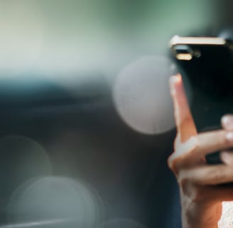 Mulher segurando celular
