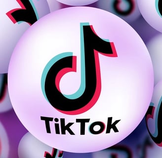 Imagem de balões com o logo do TikTok