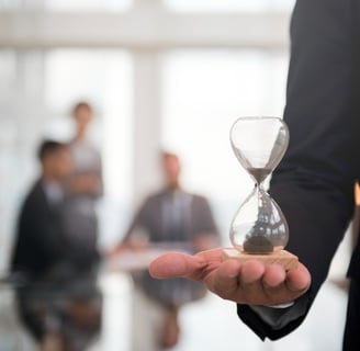 Advogado segurando ampulheta e outros advogados ao fundo