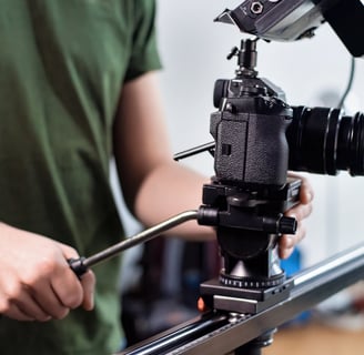 Pessoa gravando vídeo para advogado