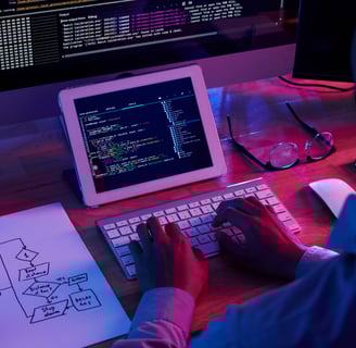 Desenvolvedor com notebook trabalhando na programação de site