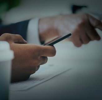 Advogado mexendo no celular em reunião