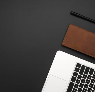 Carteira, caneta e notebook na mesa