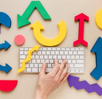 Teclado e ícones associados ao marketing digital
