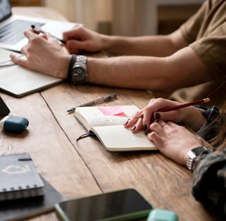 Profissionais de marketing jurídico trabalhando em uma mesa