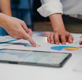 Profissionais de marketing jurídico vendo gráficos