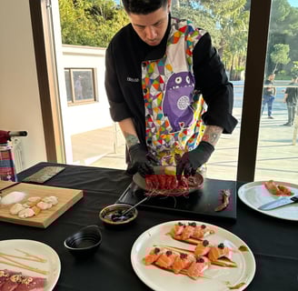 un chef privat fent sushi en directe en una clase de Show Cooking