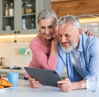 pareja de adultos mayores, jugando al memory games en una tablet
