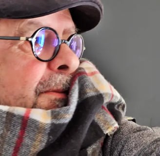 marhart avec une casquette et des lunettes