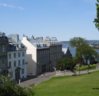 Rue St-Denis, habitations. fleuve St-Laurent