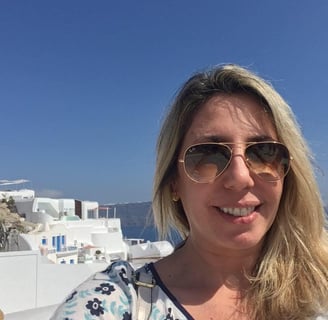 mulher loira com óculos de sol sorrindo