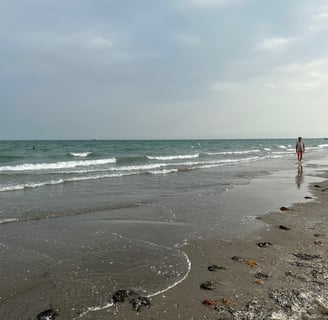 pessoa andando na areia da praia de Lido, Veneza