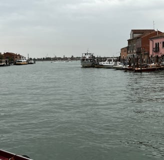 barcos em canal de Murano
