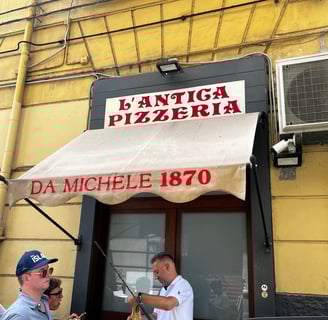 fachada da pizzaria Michele em Nápoles