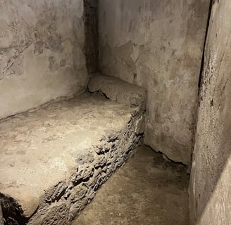 cama feita de pedra dentro de casa de pedra