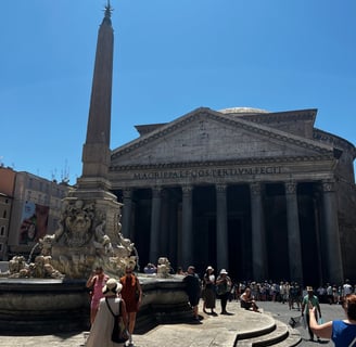 obelisco e fonte em frente ao prédio antigo do Panteão