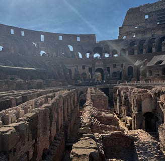 grande arena feita com pedras e tijolos - Coliseu de Roma
