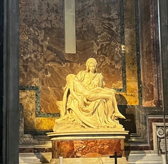 escultura da virgem maria segurando corpo de jesus