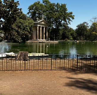 parque com lago, gazebo e barcos