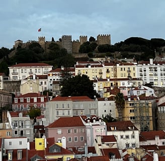 castelo no topo de uma colina