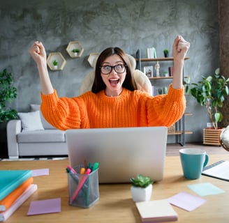 Une femme heureuse d'avoir réussie sa recherche seo
