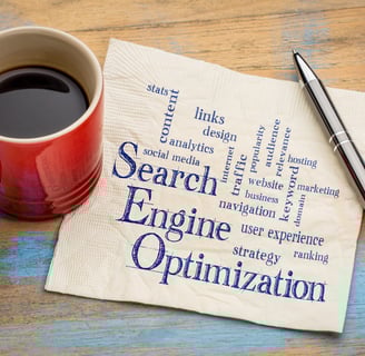 on voit une tasse à café avec une recherche SEO