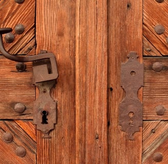 puerta de madera muy antigua -Virutas Ibiza