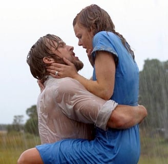 Noah e Allie em cena de chuva e romance no filme Diário de Uma Paixão