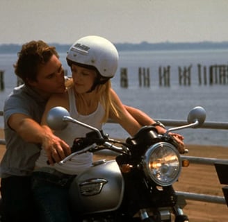 Andie e Ben andando de motocicleta em cena do filme Como Perder um Homem em 10 Dias