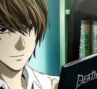 Light Yagami segurando o caderno da morte em Death Note
