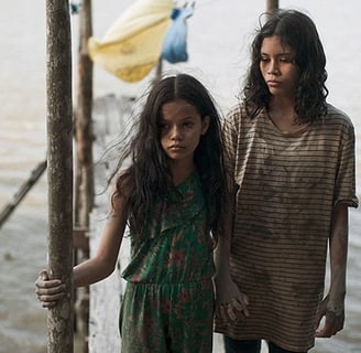 Personagens principais do filme Manas em uma cena dramática