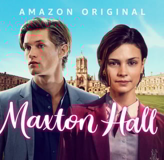 Elenco principal de Maxton Hall: Um Mundo Entre Nós em frente ao colégio