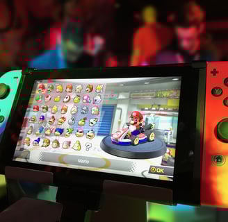 Nintendo Switch mostrando a seleção de personagens no jogo Mario Kart Deluxe 8