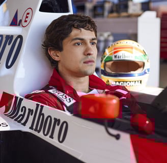 Ator retratando Ayrton Senna em uma corrida de Fórmula 1 na série Senna
