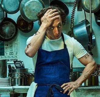 Carmen Berzatto trabalhando na cozinha em uma cena de The Bear Temporada 3