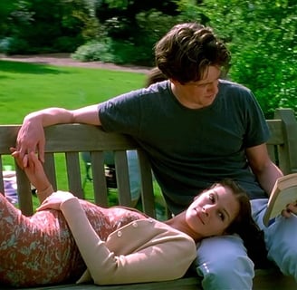 William e Anna sentados em um banco em cena de filme Um Lugar Chamado Notting Hill