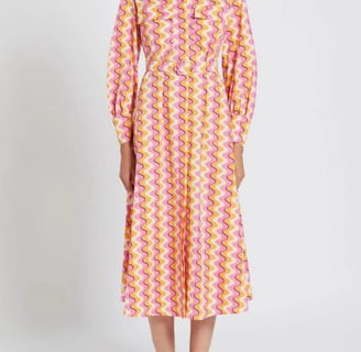 Une femme qui porte une robe colorée