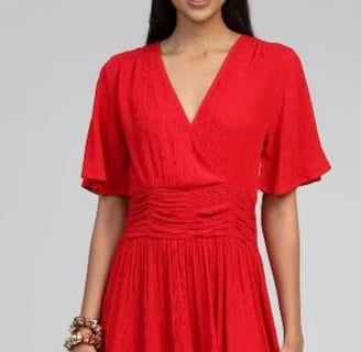 Une femme qui porte une robe rouge