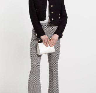 Une femme qui porte une pantalon blanc et noir à motif