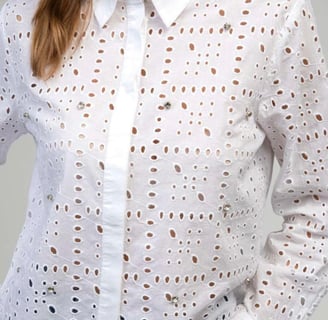 Une femme qui porte une chemise blanche