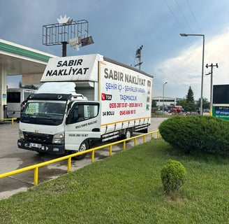 Bolu’dan başka bir şehre güvenli şekilde taşınan ev eşyaları kamyona yükleniyor