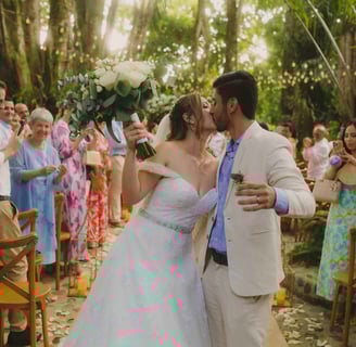Pareja de casados besandose