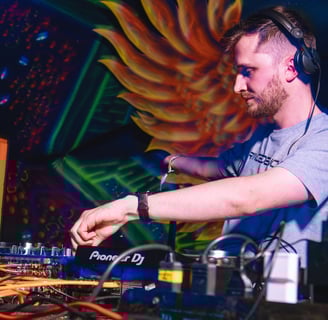 DJ Twisted tocando psytrance no Trancedencya o Retorno