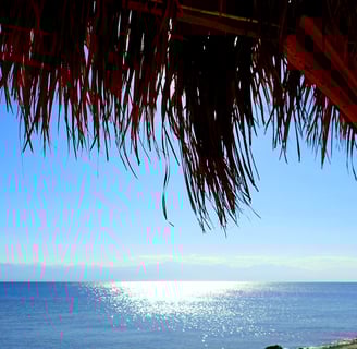 Senti l'energia del sole che gioca con il mare di fronte alla spiaggia