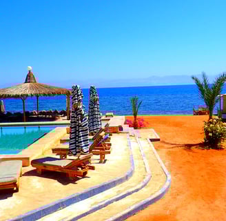 Una spiaggia con piscina e bungalow vicino al Mar Rosso
