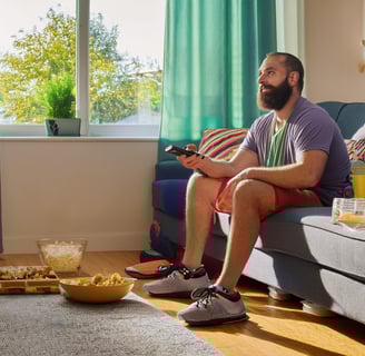 imagem de pessoa sedentária sentada em um sofá