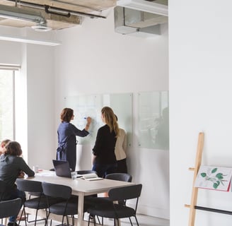 brainstorming au tableau, dans un bureau
