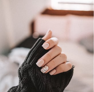Ongles en gel avec strass.
