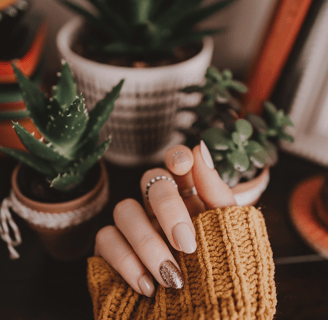ongles en gel naturels, discrets, sobres.